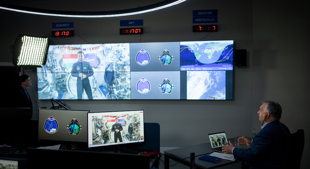 Orbán Viktor a nemzetközi űrállomás magyar űrhajósával, Kapu Tiborral beszélgetett