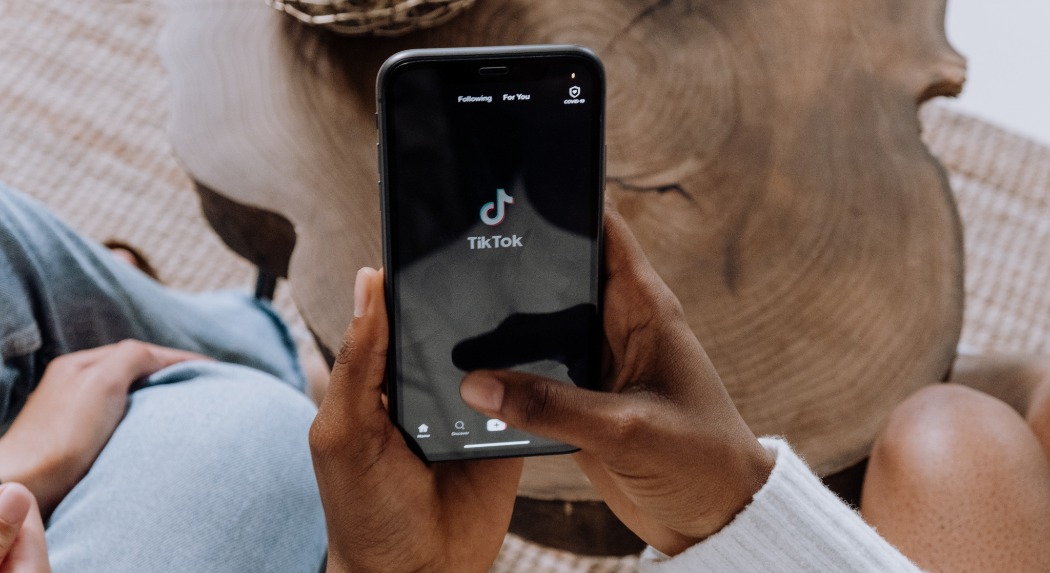 Azonnali hatállyal megtiltotta a brit kormány a TikTok használatát hivatali informatikai eszközökön