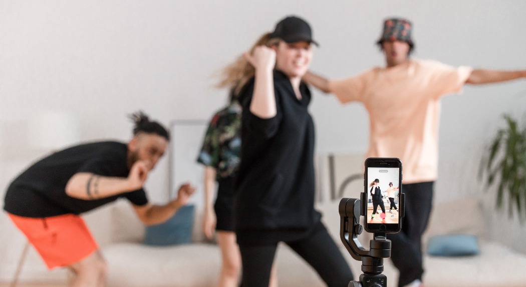 Megtiltotta a TikTok használatát a hivatali berendezéseken a cseh képviselőház és a szenátus